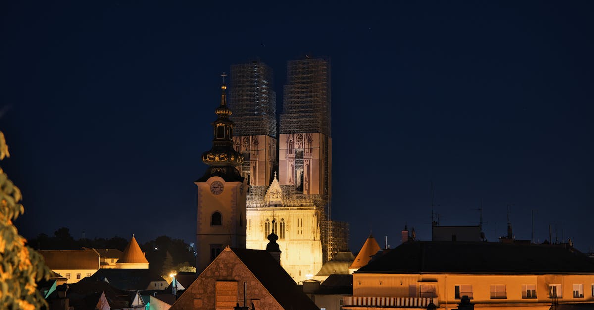 découvrez le guide complet sur le scaffolding : définition, utilisations, avantages et matériaux principaux. idéal pour les professionnels et bricoleurs souhaitant sécuriser leurs chantiers et faciliter leurs travaux en hauteur.